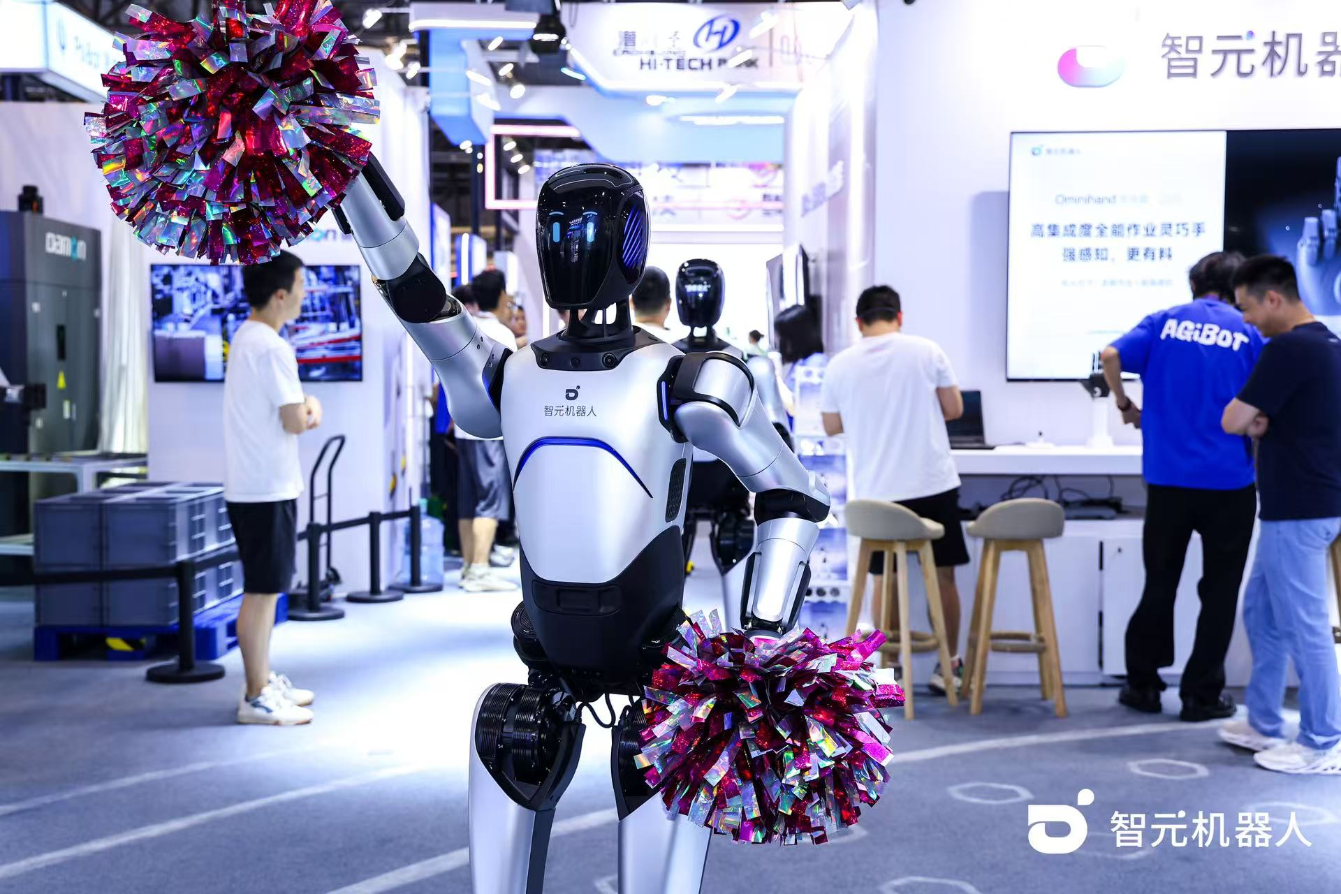 350vip浦京集团机器人 WAIC 首日展台火爆，机器人家族集体打工忙不停